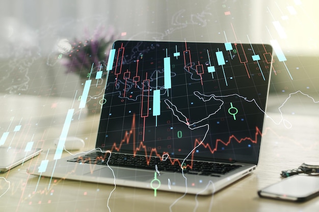 Doppelbelichtung abstrakter kreativer Finanzdiagramme mit Weltkarte auf Laptop-Hintergrundforschung und Strategiekonzept