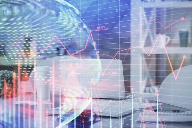 Doppelbelichtung der Börsendiagrammzeichnung und des Hintergrunds der Büroeinrichtung. Konzept der Finanzanalyse