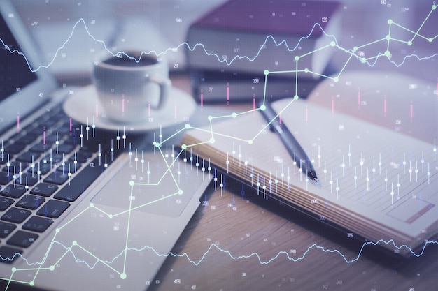 Doppelbelichtung der Devisendiagrammzeichnung und des Desktops mit Kaffee und Gegenständen auf dem Tischhintergrund Konzept des Finanzmarkthandels