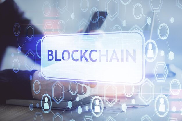 Doppelbelichtung der Hände eines Mannes, der ein Telefon und eine Kryptowährung hält und verwendet, Blockchain-Themenzeichnung