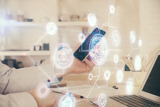 Doppelbelichtung der Hand eines Mannes, der ein digitales Gerät hält und verwendet, und Datenthema-Hologramm-Zeichnung Technologiekonzept