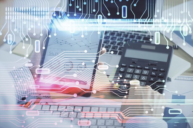 Doppelbelichtung der Hand eines Mannes mit einem digitalen Gerät und Hologrammzeichnung des Datenthemas Technologiekonzept