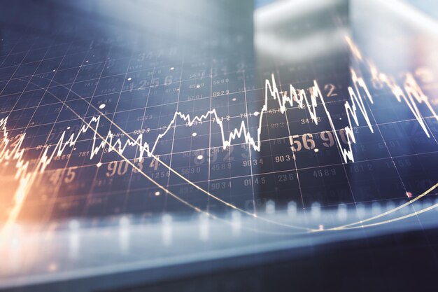 Doppelbelichtung des abstrakten kreativen Finanzdiagramm-Hologramms auf der Außenhintergrundforschung und dem Strategiekonzept des modernen Geschäftszentrums