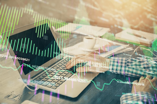 Doppelbelichtung des Forex-Charts mit einem Mann, der im Hintergrund am Computer arbeitet. Konzept der Marktanalyse