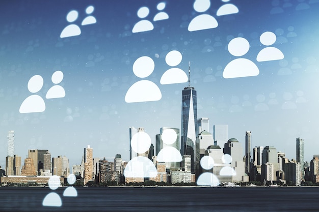 Doppelbelichtung des Hologramms der Symbole für soziale Netzwerke auf dem Hintergrund der Bürogebäude in Manhattan Netzwerkkonzept