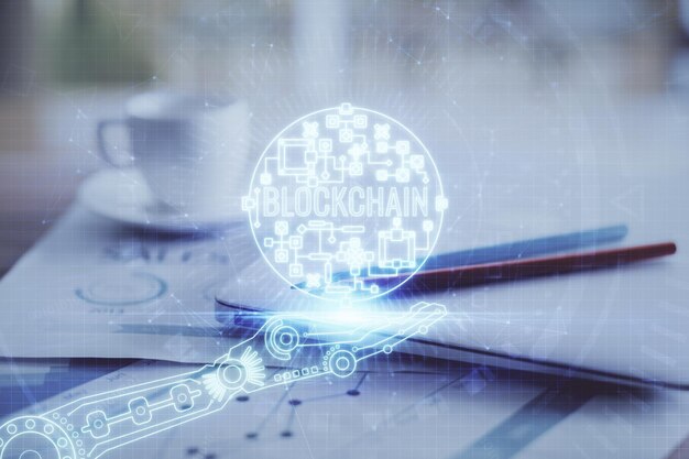 Doppelbelichtung des Hologramms und der Tabelle zum Thema Blockchain und Kryptoökonomie mit Computerhintergrund. Konzept der Bitcoin-Kryptowährung
