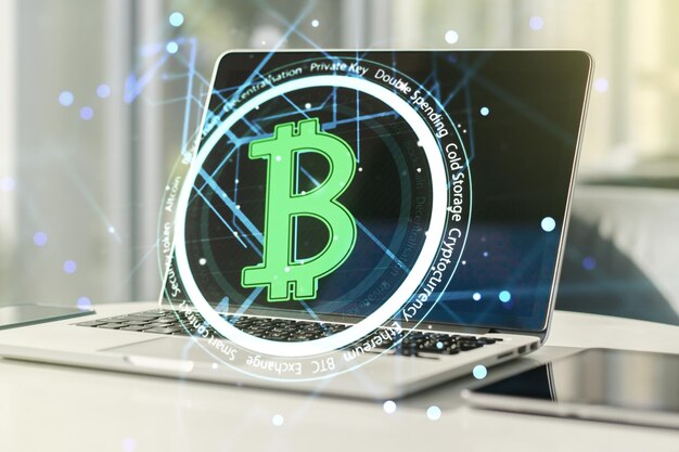 Doppelbelichtung des kreativen Bitcoin-Symbols mit modernem Laptop im Hintergrund Kryptowährungskonzept