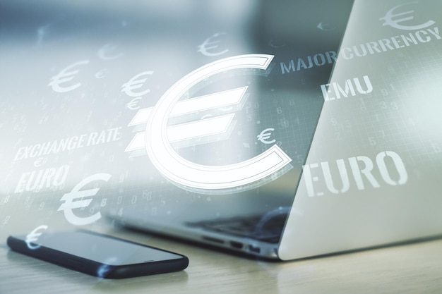 Doppelbelichtung des kreativen Hologramms der EURO-USD-Symbole auf dem Laptop-Hintergrund Bank- und Investitionskonzept