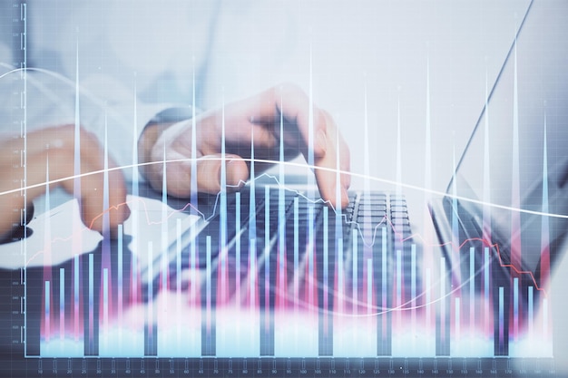 Doppelbelichtung des Marktdiagramms mit einem Mann, der im Hintergrund am Computer arbeitet. Konzept der Finanzanalyse