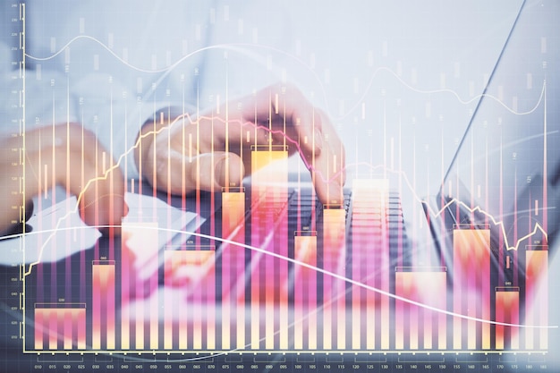 Doppelbelichtung des Marktdiagramms mit einem Mann, der im Hintergrund am Computer arbeitet. Konzept der Finanzanalyse