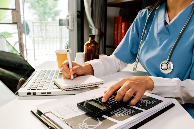 Doppelbelichtung des Technologie-Gesundheits- und Medizinkonzepts Zwei Ärzte, die ein digitales Tablet und moderne virtuelle Bildschirmschnittstellensymbole verwenden Panorama-Banner verschwommenen Hintergrund