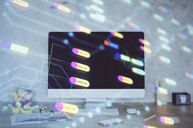 Doppelbelichtung des Tisches mit Computer im Hintergrund und Datenthema-Hologramm. Datentechnologiekonzept