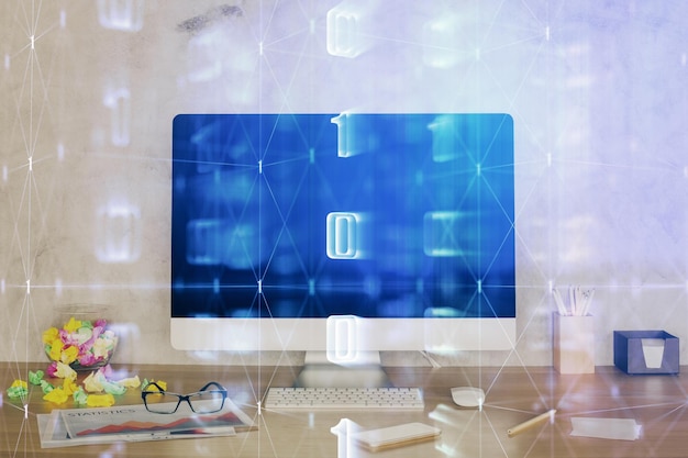 Doppelbelichtung des Tisches mit Computer im Hintergrund und Datenthema-Hologramm. Datentechnologiekonzept