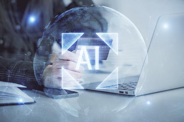 Doppelbelichtung einer Frau, die online einkauft und eine Kreditkarte und ein Datenhologramm hält, das ein E-Commerce-Konzept zeichnet