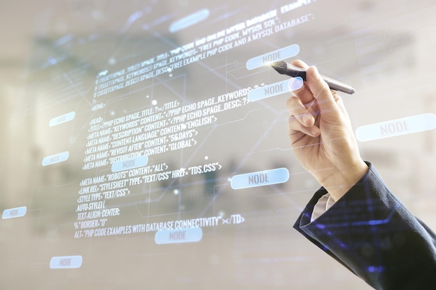 Foto doppelbelichtung einer männlichen hand mit stift, die mit einer abstrakten programmiersprache-schnittstelle an einem verschwommenen büro-hintergrund arbeitet. forschung und entwicklungskonzept