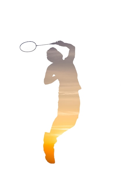 Doppelbelichtung eines Mannes, der Badminton gegen weißen Hintergrund spielt