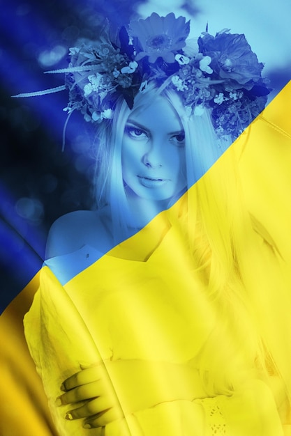 Doppelbelichtung eines süßen Mädchens mit Blumenkranz im Freien und ukrainischer Flagge Illustration des Krisenkonzepts der Ukraine in den Farben der ukrainischen Flagge