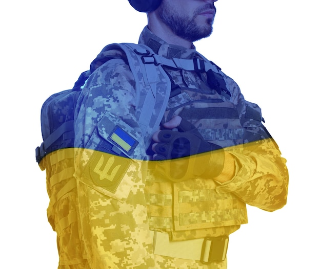 Doppelbelichtung eines ukrainischen Flaggensoldaten in Militäruniform mit Rucksack auf weißem Hintergrund, Nahaufnahme
