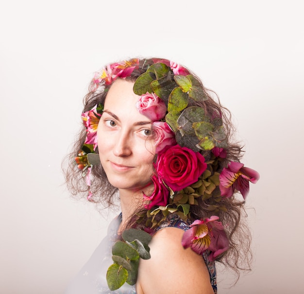 Foto doppelbelichtung porträt einer schönen frau und blumen