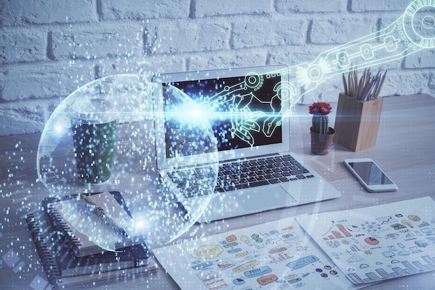 Doppelbelichtung von Desktop-Computer und Technologie-Thema-Hologramm Konzept der Softwareentwicklung
