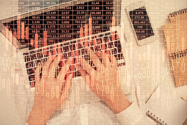 Doppelbelichtung von Frauenhänden, die am Computer arbeiten, und Forex-Chart-Hologramm-Zeichnung, Draufsicht, Finanzanalysekonzept