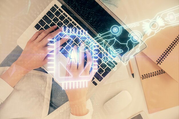 Doppelbelichtung von Frauenhänden, die am Computer arbeiten und Hologramme zum Thema Daten zeichnen, Top View Technology-Konzept