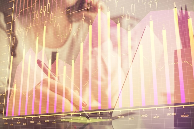 Doppelbelichtung von Frauenhänden, die am Computer tippen, und Finanzdiagramm-Hologramm-Zeichnung. Börsenanalysekonzept