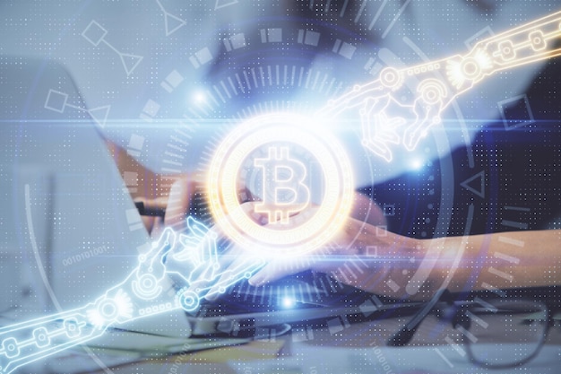 Doppelbelichtung von Frauenhänden, die am Computer tippen, und Hologramm zum Thema Kryptomarkt, das Blockchain-Konzept zeichnet