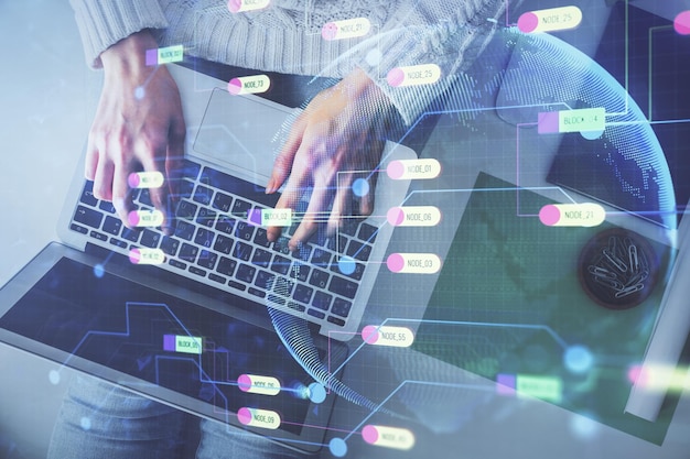 Doppelbelichtung von Frauenhänden, die an einem Computer arbeiten, und Hologrammzeichnung des Datenthemas Top View Technologie-Konzept