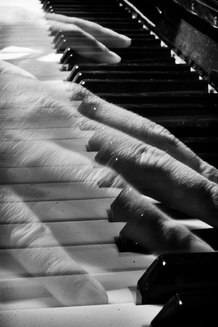 Foto doppelbelichtung von klaviertasten und menschlicher hand