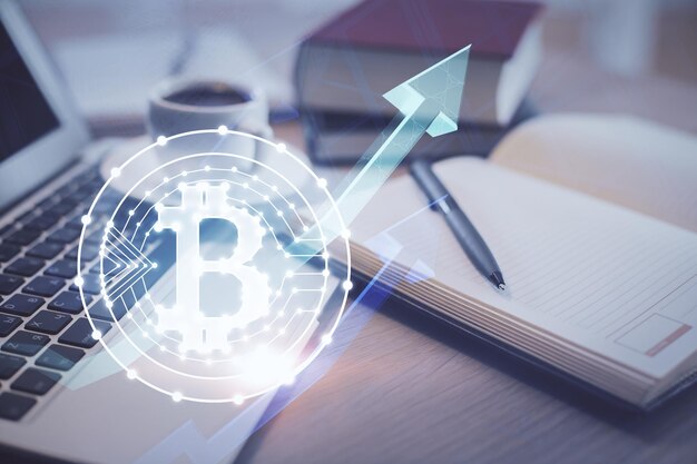Doppelbelichtung von Kryptotechnologie Zeichnung und Desktop mit Kaffee und Gegenständen auf Tischhintergrund Konzept der Blockchain