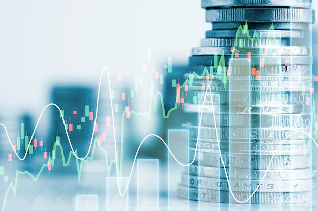 Doppelbelichtung von Münzen, die mit Investitionsdiagramm und Stadtbild stapeln. Es ist ein Symbol für das Anlagekonzept des Aktienwerts.