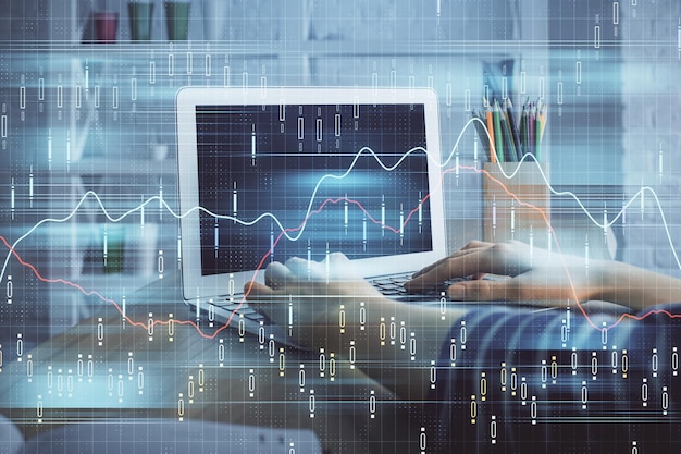 Doppelbelichtung von weiblichen Händen, die am Computer tippen und Forex-Chart-Hologramm zeichnen Börseninvestitionskonzept