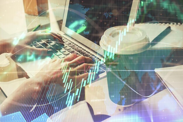 Doppelbelichtung von weiblichen Händen, die am Computer tippen und Forex-Chart-Hologrammzeichnung Börseninvestitionskonzept