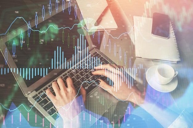 Doppelbelichtung von weiblichen Händen, die am Computer tippen und Forex-Chart-Hologrammzeichnung Börseninvestitionskonzept