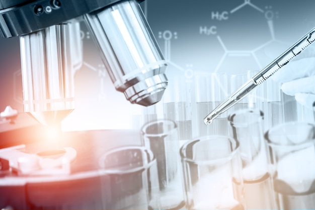 Doppelbelichtungsbild von Mikrobiologie und Chemie im Labor für Medizinstudien.