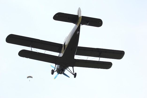 Doppeldecker fliegt in den Himmel