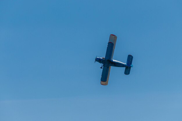 Doppeldecker im blauen Himmel fliegen