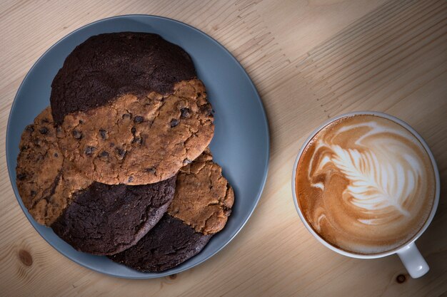 Doppelkeks mit Kaffeedraufsicht