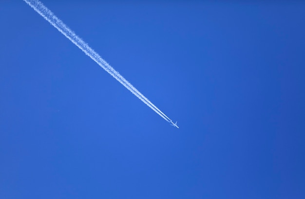 Doppelspur am Himmel aus einem Düsenflugzeug