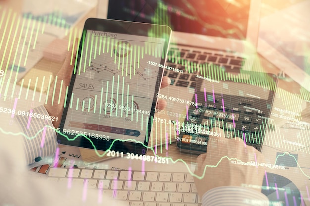 Doppelte Exposition der Hände eines Mannes, der ein digitales Gerät hält und verwendet, und Zeichnung eines Forex-Grafiks