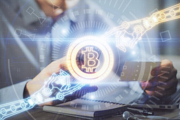 Doppelte Exposition der Hände eines Mannes, der ein Telefon und eine Kryptowährung hält und verwendet, Blockchain-Thema-Zeichnung