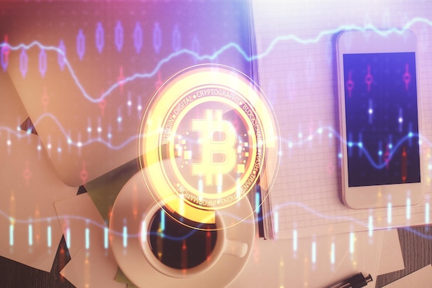 Doppelte Exposition des Blockchain-Themen-Hologramms über dem Tisch mit Telefon Top-View Krypto-Technologie-Konzept