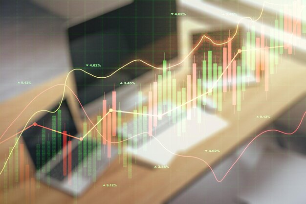 Doppelte Exposition eines abstrakten kreativen Finanzdiagramms und eines modernen Desktops mit Laptop auf dem Hintergrund von Forschung und Strategiekonzept