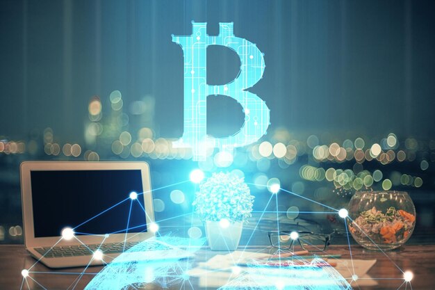 Doppelte Exposition von Blockchain-Thema Hologramm und Tabelle mit Computer-Hintergrund Konzept der Bitcoin-Kryptowährung