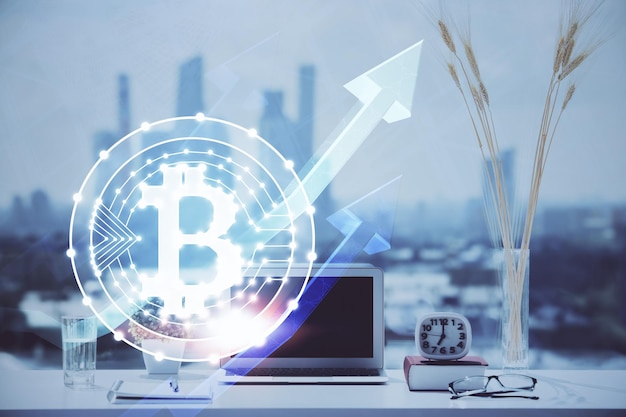 Doppelte Exposition von Blockchain und Krypto-Ökonomie Thema Hologramm und Tabelle mit Computer-Hintergrund Konzept der Bitcoin-Kryptowährung