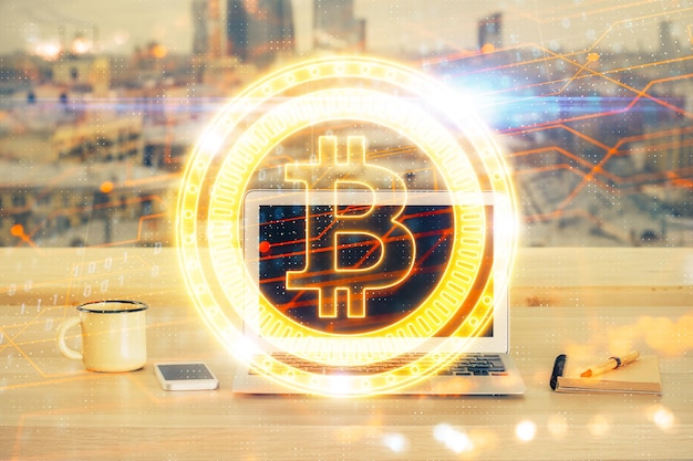 Doppelte Exposition von Blockchain und Krypto-Ökonomie Thema Hologramm und Tabelle mit Computerhintergrund Konzept der Kryptowährung Bitcoin