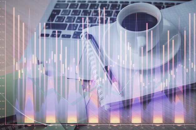 Doppelte Exposition von Forex-Chart-Zeichnung und Desktop mit Kaffee und Gegenständen auf dem Tisch-Hintergrund Konzept des Finanzmarkthandels