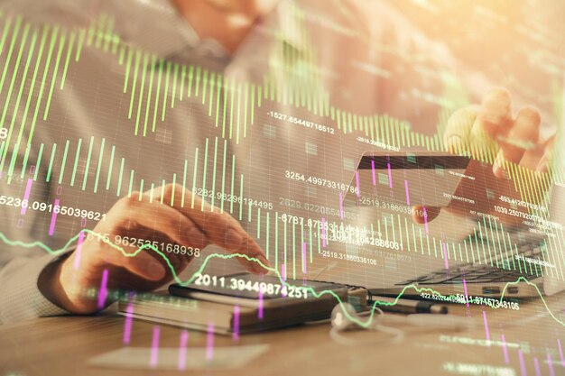 Doppelte Exposition von Mannshänden mit Kreditkarte und Forex-Grafikzeichnung Aktienhandel und digitales Fintech im Internet E-Commerce-Konzept
