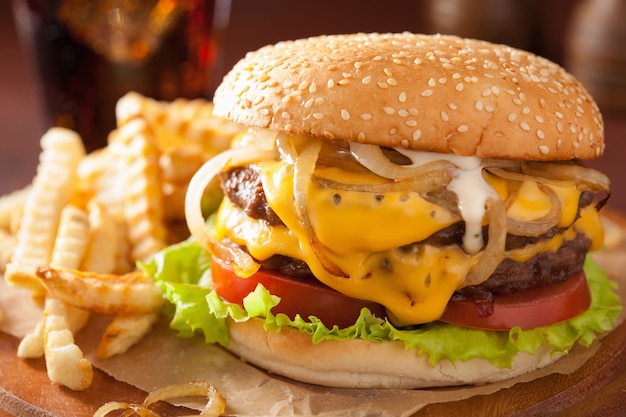 Doppelter Cheeseburger mit Tomate und Zwiebel